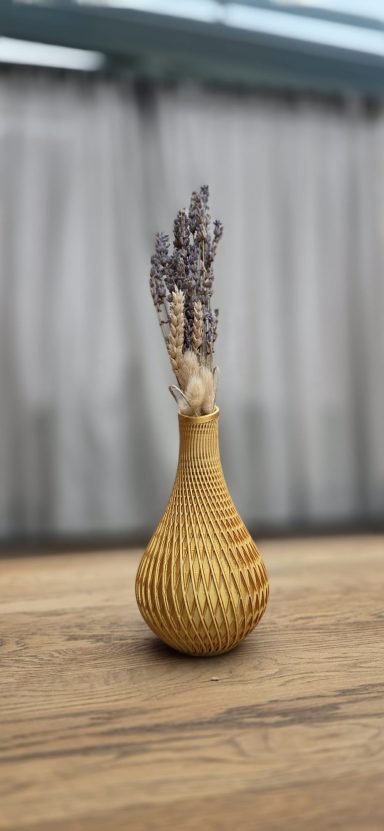 Gele vazen met gedroogde lavendel op een houten tafel.